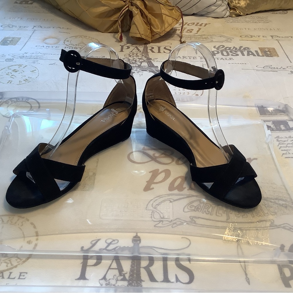 Ladies Merona black low heel wedge sandals - Picture 2 of 5